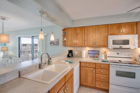 Blender, crock pot, electric kettle, Mr.Coffee, wine glasses, detergent provided