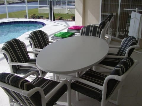 Lanai (Ceiling fan, 6 seat table, 2 loungers, cooling fan and night lighting)