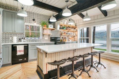 Kitchen island sits 6 comfortably