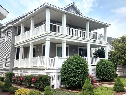 This 5BR / 3BA home is the entire lower floor of this 2 story property.