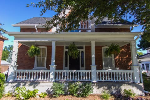 Charming century 5 bedroom home in Picton, close to wineries and beaches