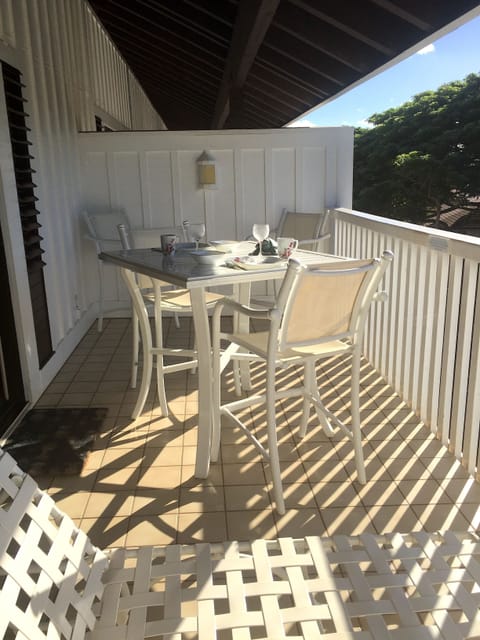 Bar height lanai table and chairs, to dine while enjoying the view