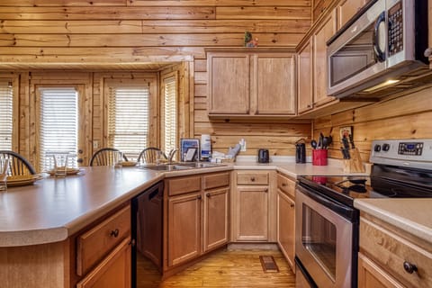 Cabin in the Smokies "River Cabin" - Fully furnished kitchen