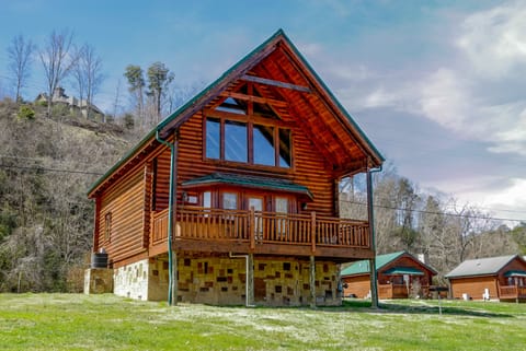 Cabins on the River in Pigeon Forge "River Cabin" - Located in River Port Subdivision