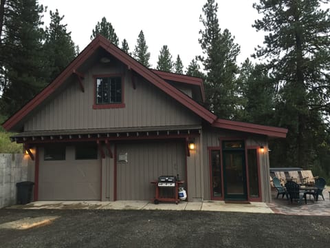 The single car garage guarantees vehicles stay ice-free during snowy winters.