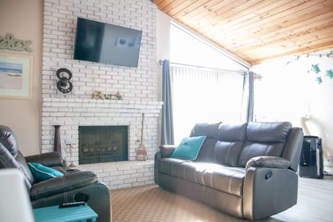 4 Recliners, Vaulted Ceiling, remote Ceiling Fan, AC, and smart TV, Internet 