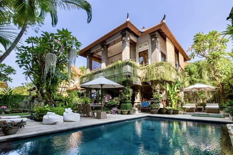 VILLA BAPAK, 3 BEDROOMS, SWIMMING POOL. AND ONLY 100 METERS TO THE SANUR BEACH