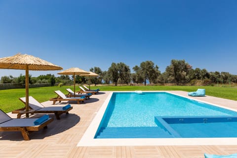 The private swimming pool covers 65 m2!