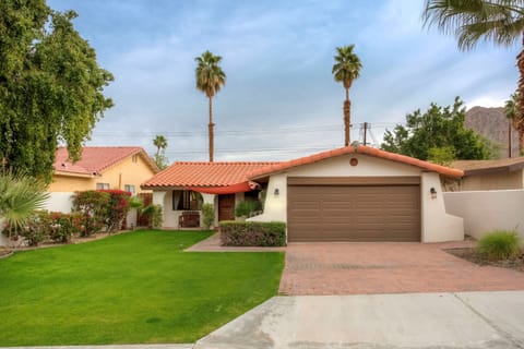 Welcome to Cozy Casita, your private retreat. Garage, driveway, street park