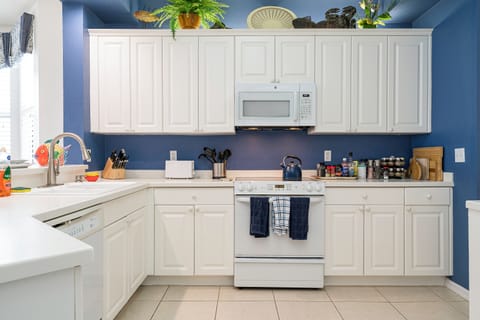 Fully equipped kitchen with new appliances.