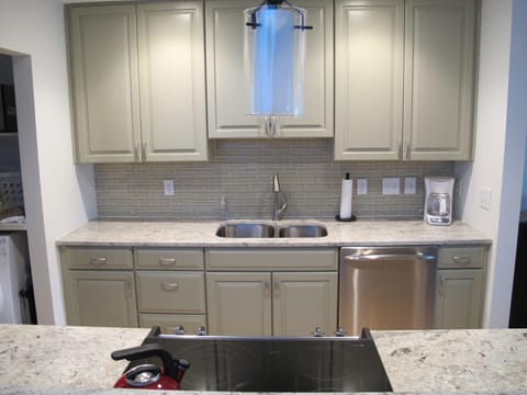 glass tile kitchen backsplash, glass cooktop range