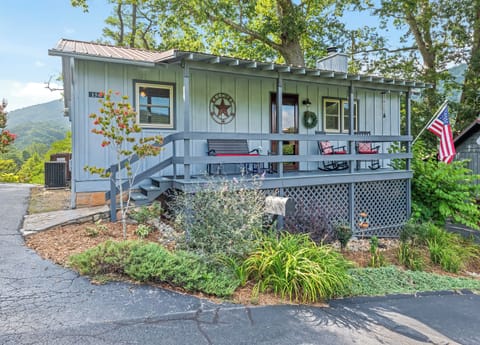 Cozy cottage charm just steps away from Maggie Valley Adventures!