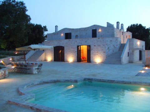 Masseria Il Trappeto at dusk 