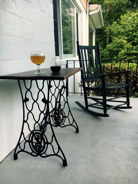 Additional "front" porch overlooking the valley