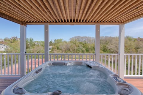 Jacuzzi tub off 2nd Master Bedroom