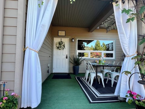 Entrance to the Poolside 
Retreat Suite