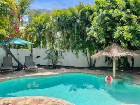 Pool with sunny spots and shaded spots!