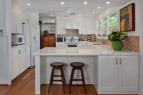 Wailea Sunset Bungalow - Fully Equipped Ocean View Kitchen with Breakfast Bar