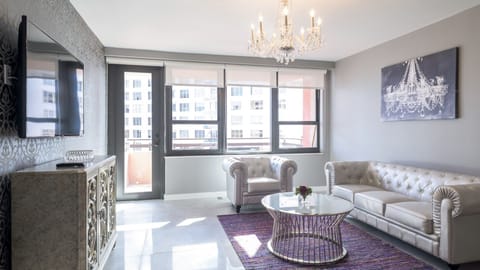 Exquisitely decorated living room 