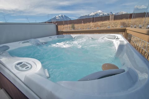 7 person hot tub - lake & mtn views