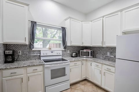 Large modern Chef's Kitchen with center island in open concept Great Room design