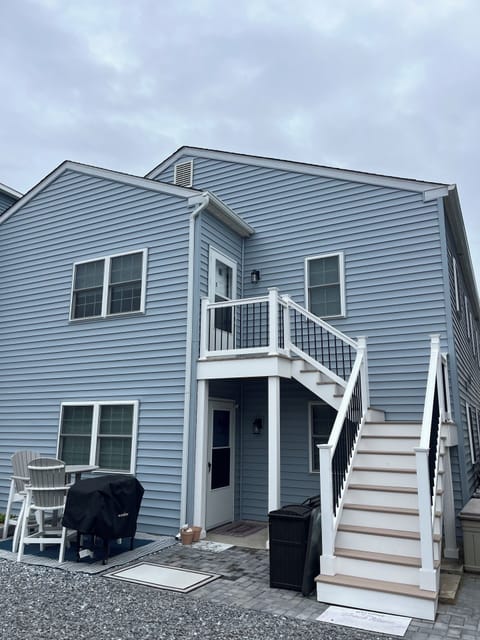 Top floor, private rear entrance