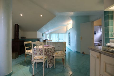 cucina completa (vista verso divano)