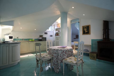 cucina completa e zona pranzo (vista dalla porta di entrata al piano)