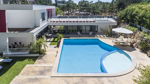 Private pool and sun terrace with loungers — Villa Paraiso Comporta, holiday villa in Grândola