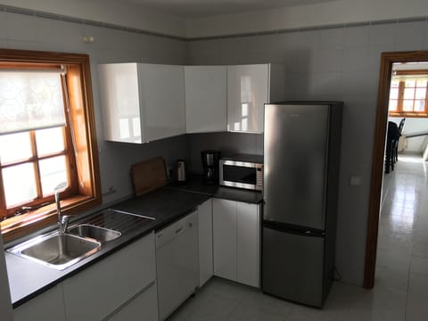 Brand new kitchen, fitted March 2017