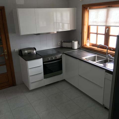 Brand new kitchen, fitted March 2017