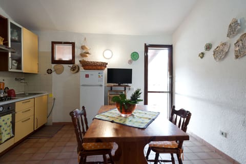 living room with open plan, fully equipped kitchen