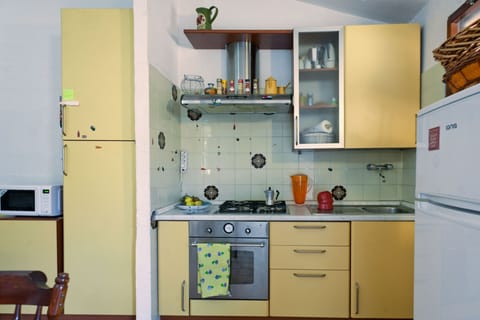 living room with open plan, fully equipped kitchen