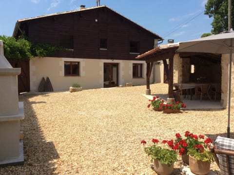Stunning 4 bedroom property with private  lake and pool.
