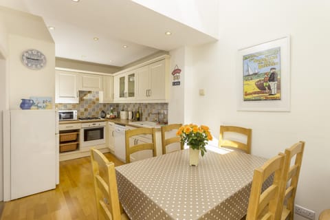 Spacious kitch / diner