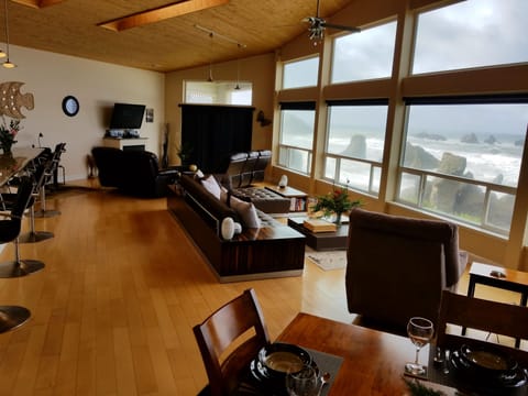 astonishing panoramic view of the ocean waves 