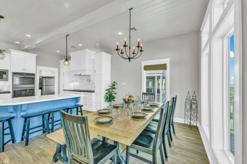 Dining area with a view - perfect for family meals or gatherings!