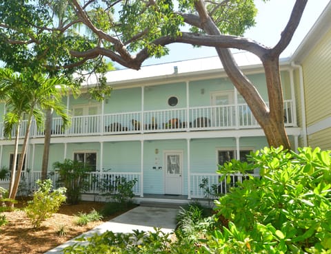 Large tropical front yard & porch. Ground floor for easy in/out. NEW WINDOWS!