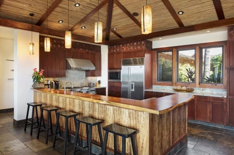 SPACIOUS CHEF'S KITCHEN WITH BAR SEATING AND EASY ACCESS TO LANAI