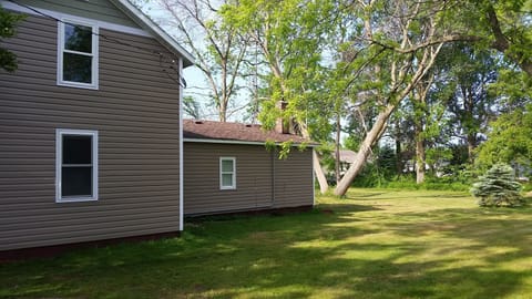 Huge yard--great for kids, and right on the end of the dead-end.  No traffic!