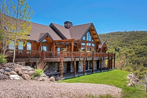 Ridiculous deck and yard space for grilling, outdoor cocktail hour & sunsets 