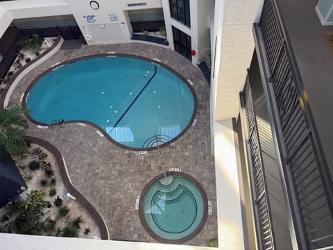 Indoor pool and jacuzzi 