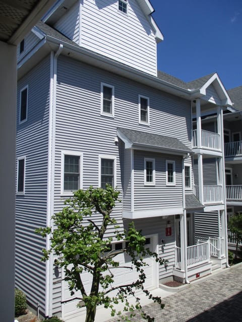 Large 1st St Hse - 3 Huge Bedrms/ 3.5 baths - 2 Car Garage 1 Blk to Brdwlk/Ocean