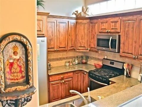 Gourmet kitchen fully equipped.