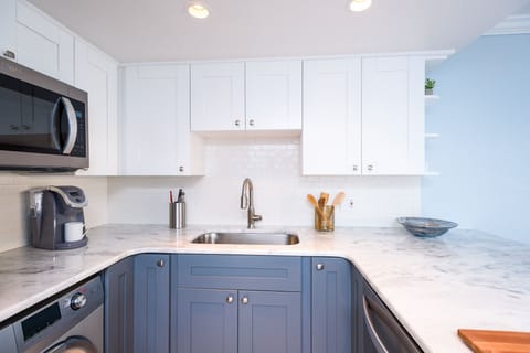 Soft close 2 tone kitchen with quartz countertops