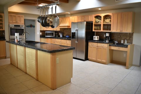 Fully equipped kitchen, custom cabinetry and new appliances.