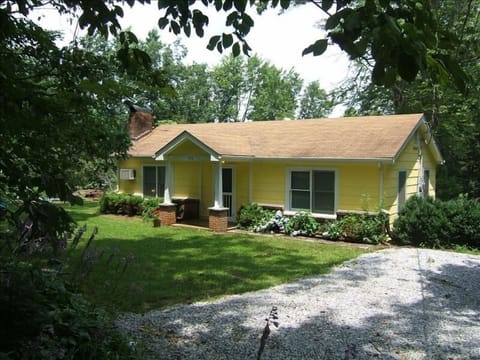 Cozy Mountain Cottage.  Quiet dead-end street. Easy walk to Main Street Saluda.