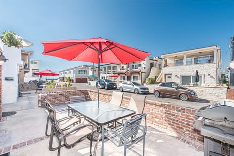 Our coveted 35th Street location provides ocean views from the front patio, four houses back from beachfront; includes outdoor dining, propane bbq grill, market umbrella.
                