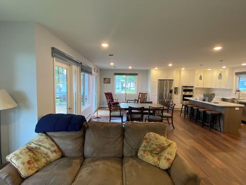 Another picture of lakeside living area