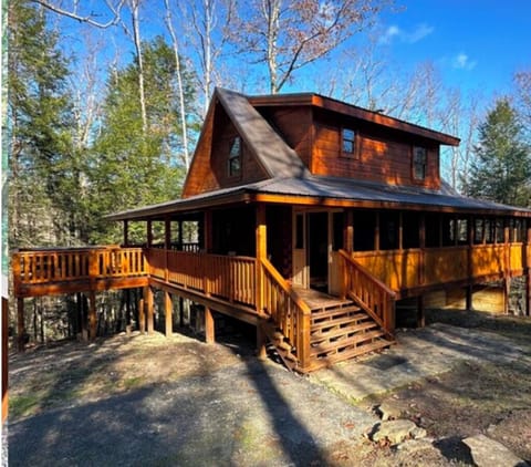 Hill Top Haven, sleeps up to 10 in log cabin luxury